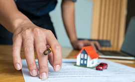 Transfiere de modo seguro tus inmuebles. Nosotros te asesoramos y apoyamos en la formalización.